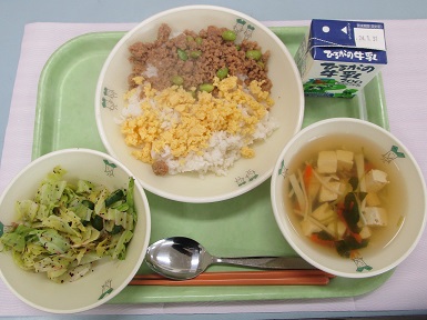 三色そぼろごはん