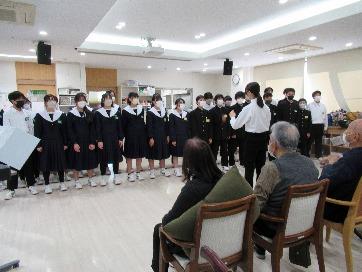 高齢者との合唱交流